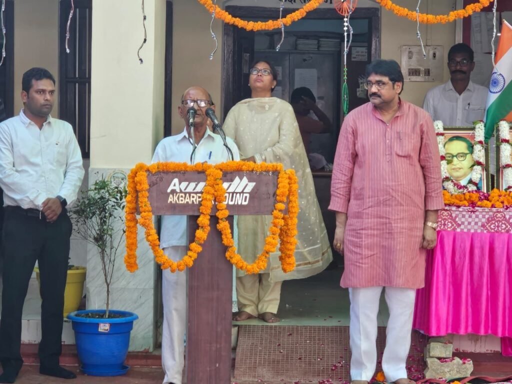 नगरपालिका अध्यक्ष ने ध्वजारोहण कर सफाईकर्मियों को किया सम्मानित | New India Times