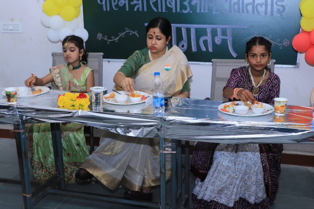 स्कूली बच्चों के साथ कलेक्टर ने मनाया स्वतंत्रता दिवस 3 स्कूली बच्चों के साथ कलेक्टर ने मनाया स्वतंत्रता दिवस | New India Times