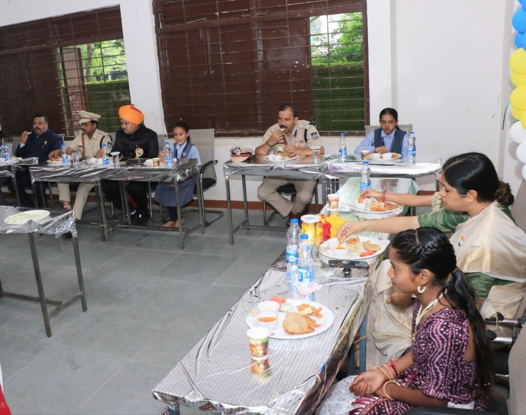 स्कूली बच्चों के साथ कलेक्टर ने मनाया स्वतंत्रता दिवस 2 स्कूली बच्चों के साथ कलेक्टर ने मनाया स्वतंत्रता दिवस | New India Times