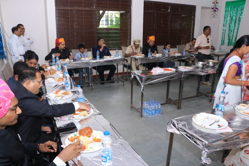 स्कूली बच्चों के साथ कलेक्टर ने मनाया स्वतंत्रता दिवस 4 स्कूली बच्चों के साथ कलेक्टर ने मनाया स्वतंत्रता दिवस | New India Times