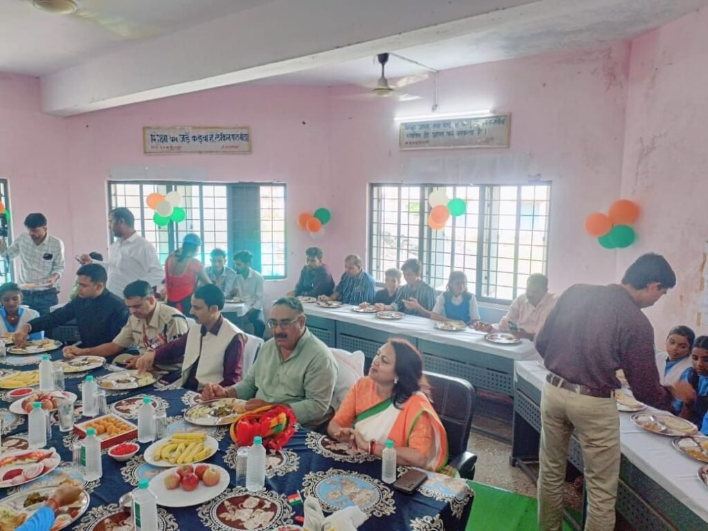 मध्यान्ह भोजन में नेताओं की थालियां भरी, छात्राओं की थाली रही खाली | New India Times