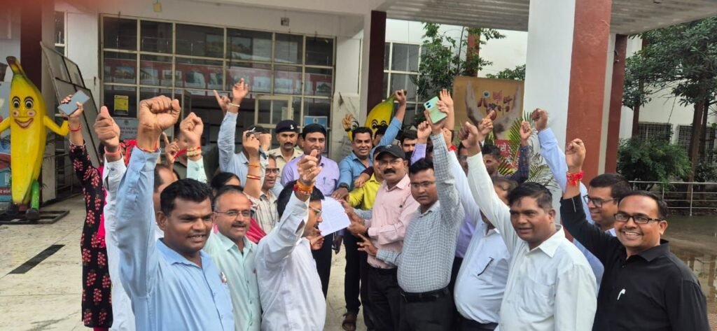 संविदा संयुक्त मोर्चा मंच मध्य प्रदेश ने संविदा नीति 2023 का क्रियान्वयन करने हेतु सीएम के नाम बुरहानपुर कलेक्टर को सौंपा ज्ञापन | New India Times