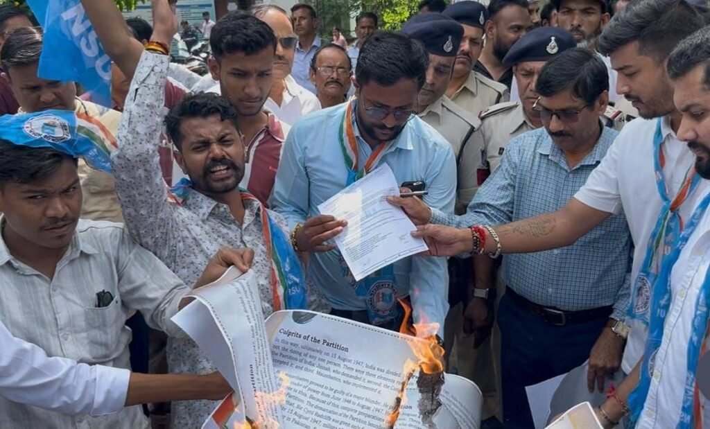 एनएसयूआई ने डीईओ कार्यालय के बाहर एनसीईआरटी मॉड्यूल में भ्रामक सामग्री के विरोध में मॉड्यूल की जलाईं प्रतियां, मांगें पूरी न होने पर दी आंदोलन की चेतावनी | New India Times