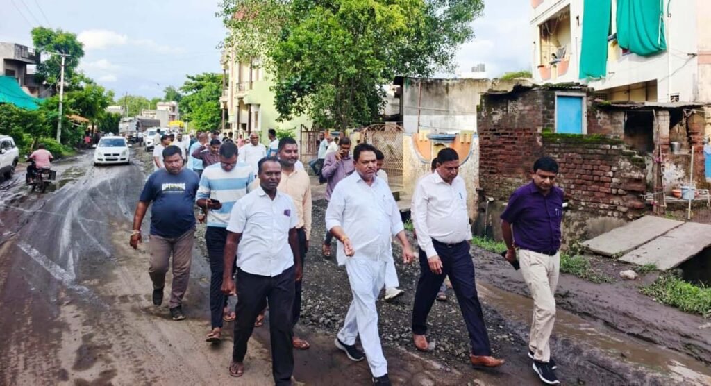 बालिका की मौत के बाद विधायक अर्चना चिटनिस ने जर्जर सड़कों की मरम्मत हेतु अधिकारियों को दिए सख्त निर्देश | New India Times