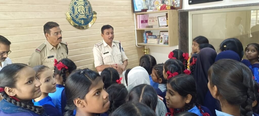 शासकीय कन्या माध्यमिक शाला शनि मंदिर के स्कूली बच्चों ने थाना कोतवाली का किया भ्रमण 2 शासकीय कन्या माध्यमिक शाला शनि मंदिर के स्कूली बच्चों ने थाना कोतवाली का किया भ्रमण | New India Times