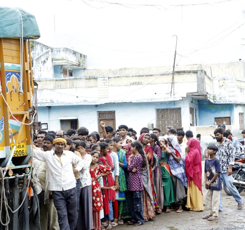 मेघनगर में गणेश चतुर्थी पर जैन परिवार ने बांटी मूर्तियां, भक्तों का उमड़ा हुजूम | New India Times