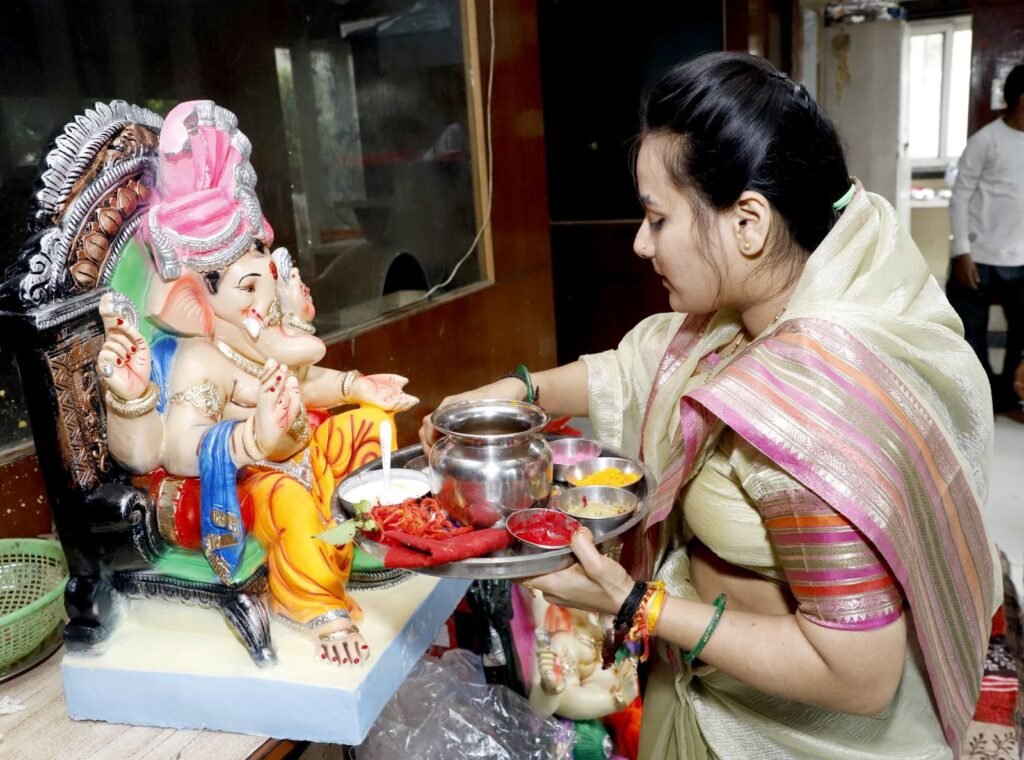 मेघनगर में गणेश चतुर्थी पर जैन परिवार ने बांटी मूर्तियां, भक्तों का उमड़ा हुजूम | New India Times