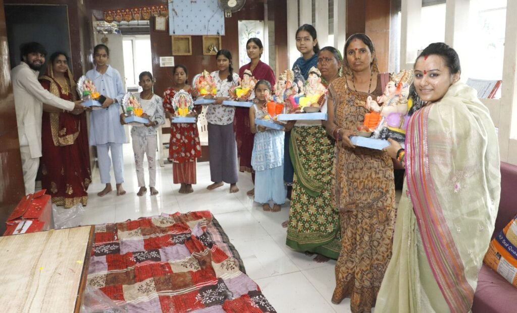मेघनगर में गणेश चतुर्थी पर जैन परिवार ने बांटी मूर्तियां, भक्तों का उमड़ा हुजूम | New India Times