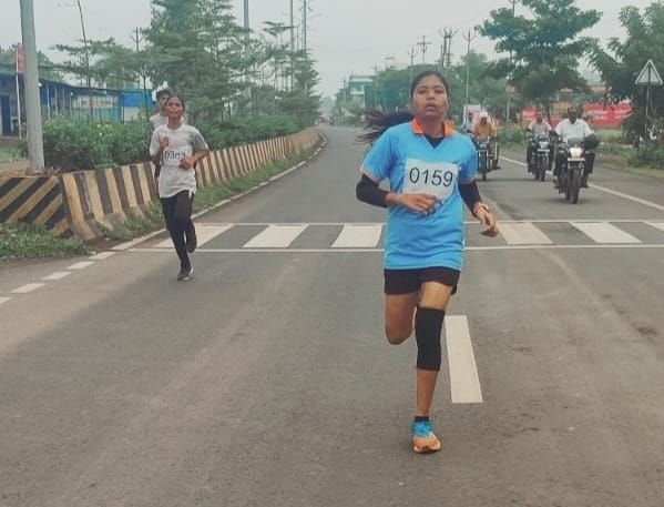 राष्ट्रीय क्रीड़ा दिवस पर मैराथन का आयोजन : मैदान होता तो खेल में बन सकता था सैकड़ों युवाओं का भविष्य | New India Times