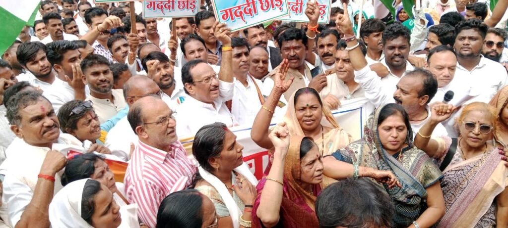 झाबुआ में कांग्रेस का शक्ति प्रदर्शन: "वोट चोर गद्दी छोड़" नारों के साथ रैली, राष्ट्रपति-राज्यपाल के नाम सौंपा ज्ञापन | New India Times