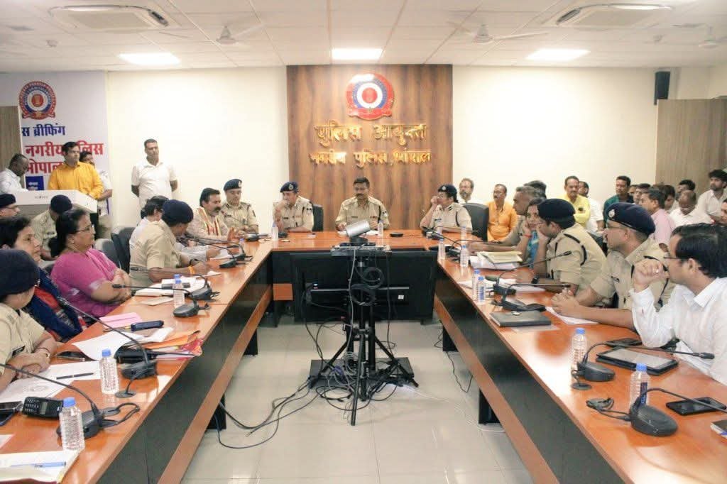 नवदुर्गा उत्सव के दौरान आमजन की सुरक्षा हेतु सभी इंतजाम सुनिश्चित करें: पुलिस आयुक्त श्री हरिनारायणाचारी मिश्र 1 नवदुर्गा उत्सव के दौरान आमजन की सुरक्षा हेतु सभी इंतजाम सुनिश्चित करें: पुलिस आयुक्त श्री हरिनारायणाचारी मिश्र | New India Times