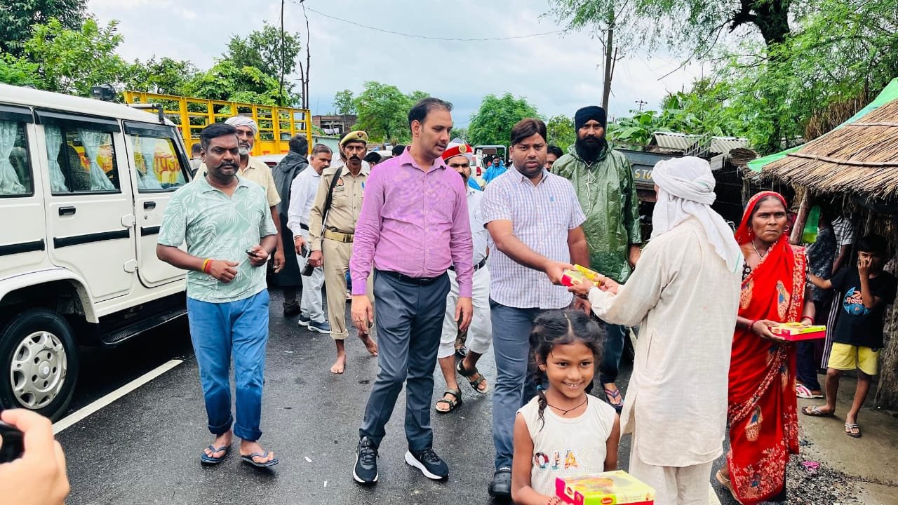 एडीएम मोटर बोट से पहुंचे बाढ़ प्रभावित गांव, बांटे लंच पैकेट और दिलाया हरसंभव मदद का भरोसा | New India Times