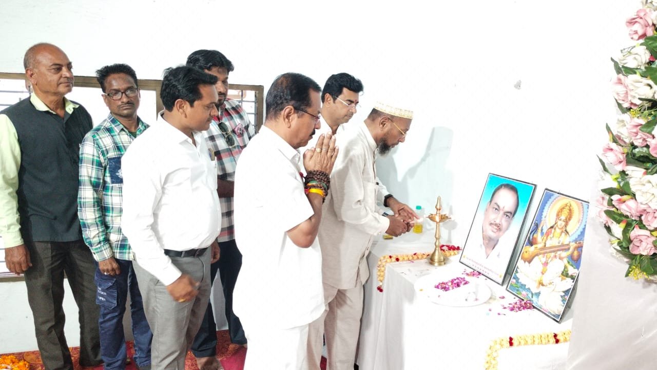 बुरहानपुर के दिवंगत पत्रकार स्व. विजय शिंदे की पुण्यतिथि पर राष्ट्रीय पत्रकार मोर्चा (भारत) सहित जनप्रतिनिधियों ने अर्पित की श्रद्धांजलि | New India Times