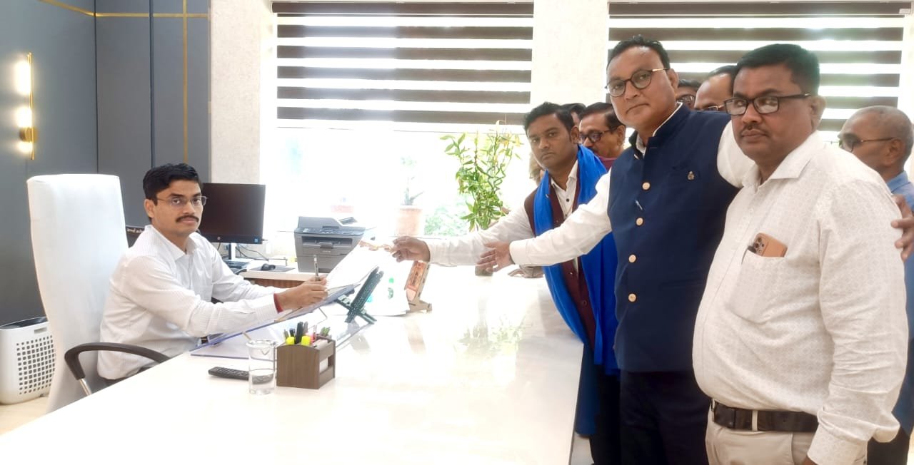 गायत्री परिवार ट्रस्ट के खिलाफ़ कार्रवाई की मांग को लेकर कलेक्टर से मिले बहुजन संगठन, दत्तू मेढे ने दी जन आंदोलन की चेतावनी 1 गायत्री परिवार ट्रस्ट के खिलाफ़ कार्रवाई की मांग को लेकर कलेक्टर से मिले बहुजन संगठन, दत्तू मेढे ने दी जन आंदोलन की चेतावनी | New India Times