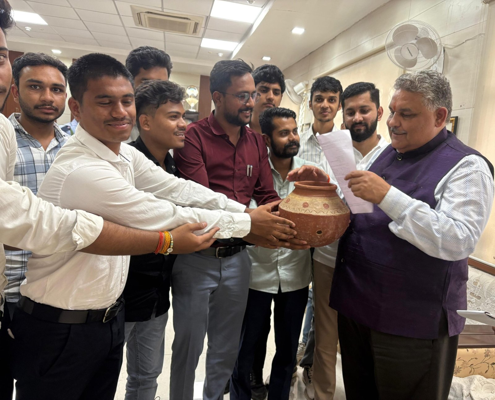 आरजीपीवी के हास्टलों में पीने के पानी की समस्या से जूझ रहे छात्र,मटके के साथ कुल गुरु को ज्ञापन देने पहुंचे एनएसयूआई कार्यकर्ता 1 आरजीपीवी के हास्टलों में पीने के पानी की समस्या से जूझ रहे छात्र,मटके के साथ कुल गुरु को ज्ञापन देने पहुंचे एनएसयूआई कार्यकर्ता | New India Times