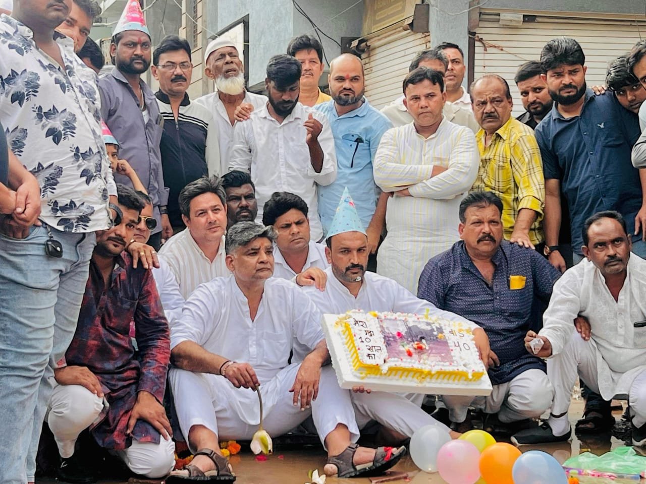 भोपाल के ऐशबाग क्षेत्र में गड्ढों के दस वर्ष पूरे होने पर वहां के रहवासियों ने धूम धाम से मनाया जन्मदिन | New India Times