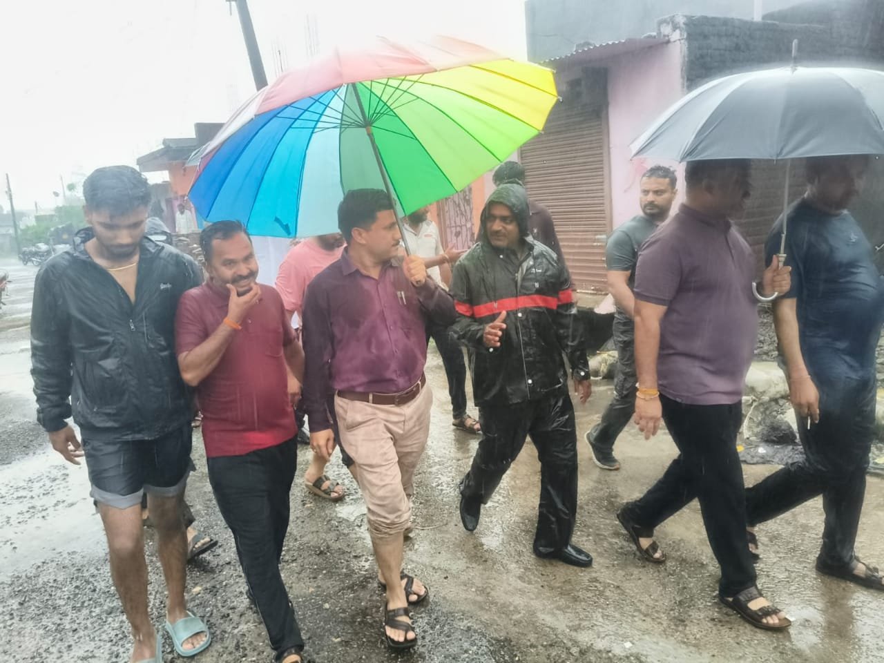 बारिश से नुकसान पंचनामे शुरू : कैमरे और नेता दोनों गायब | New India Times