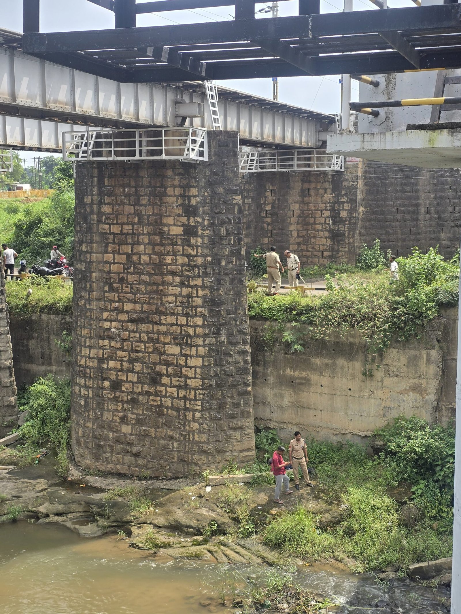 रेल्वे ब्रिज से चंदास नदी में गिरने से अधेड़ की मौत, पुलिस जांच में जुटी | New India Times