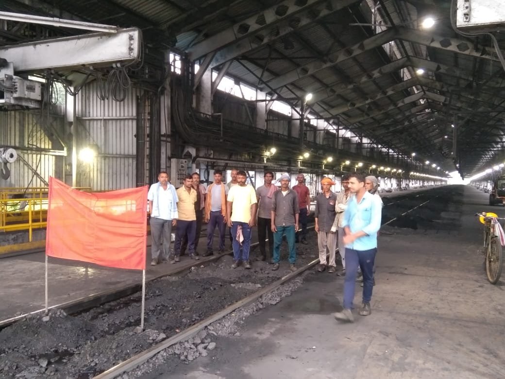 नवरत्न कंपनी एनटीपीसी रेलवे एमजीआर पर अनिश्चितकालीन हड़ताल, प्रबंधन के खिलाफ नारेबाज़ी, बिजली संकट की संभावना | New India Times