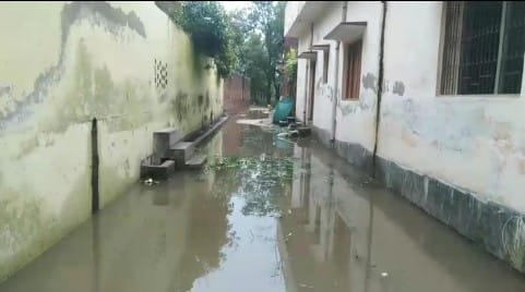 प्रधान की लापरवाही से जलभराव की मार झेल रहा भद्रसेन गुप्ता कालोनी | New India Times