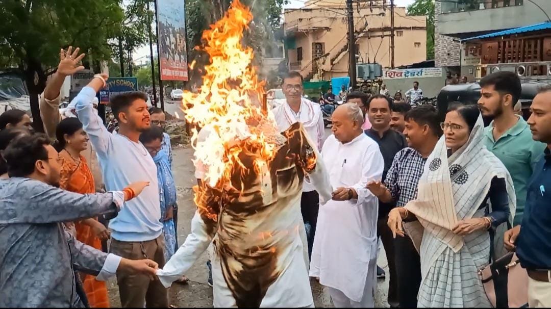 पांढुर्णा में मंत्री कैलाश विजयवर्गीय के अशोभनीय बयान पर कांग्रेस का पुतला दहन, इस्तीफे और माफी की मांग 1 पांढुर्णा में मंत्री कैलाश विजयवर्गीय के अशोभनीय बयान पर कांग्रेस का पुतला दहन, इस्तीफे और माफी की मांग | New India Times