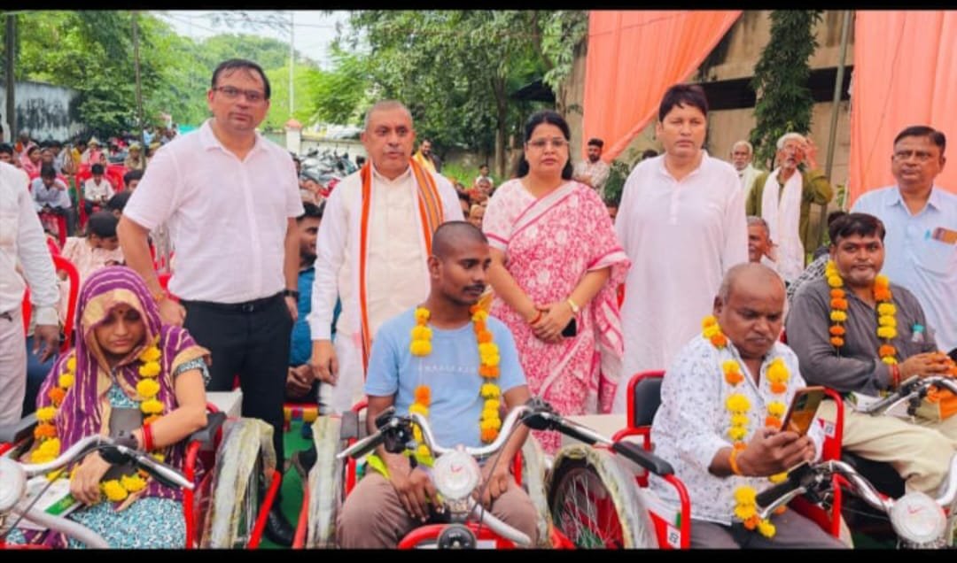 झांसी में सेवा पखवाड़ा अभियान के तहत दिव्यांगजनों को निःशुल्क कृत्रिम अंग एवं सहायक उपकरण वितरित | New India Times