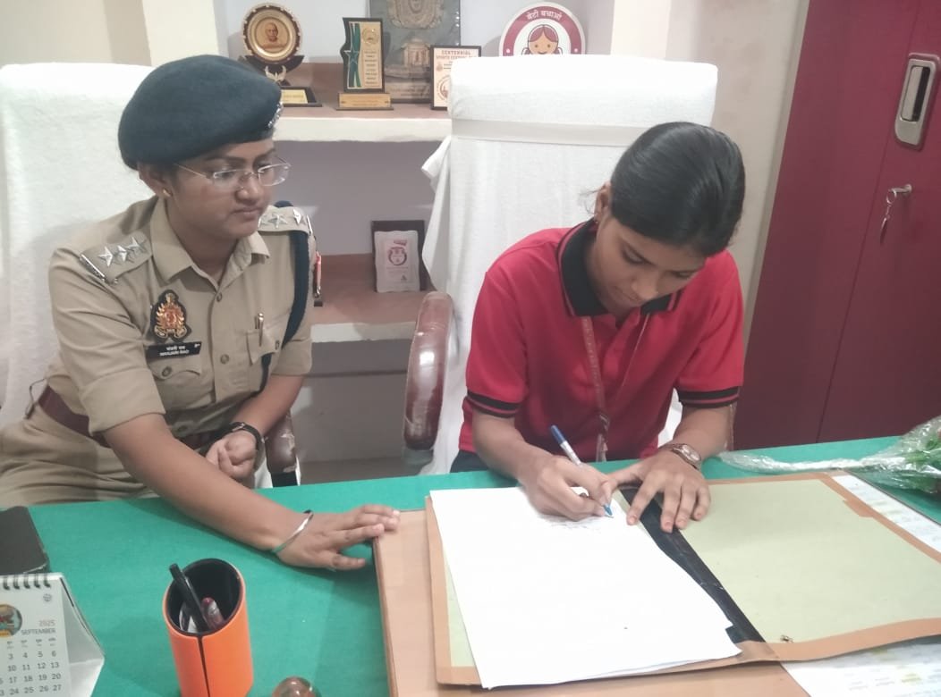 एक दिन की सीओ बनीं छात्रा ईसा साहनी, फरियादियों की सुनी समस्याएं | New India Times