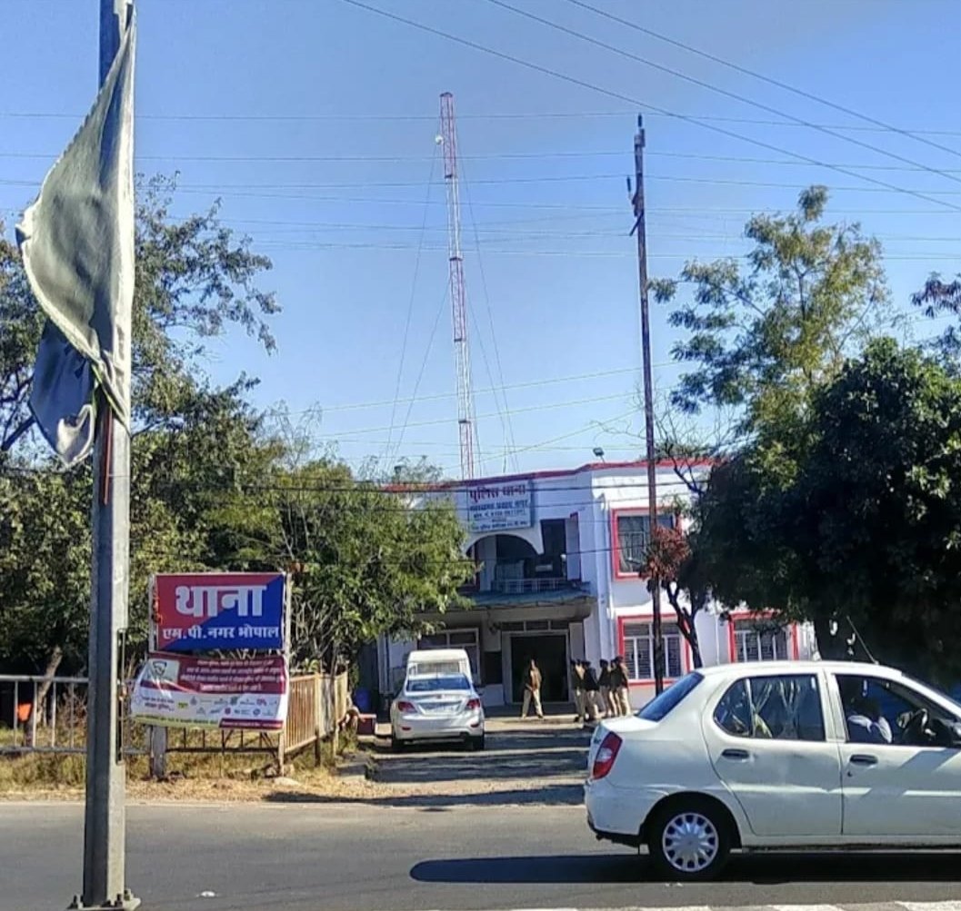 वकील ने लगाया आरोप: एमपी नगर थाना प्रभारी ने की गाली-गलौज, न्यायाधीशों को लेकर भी की अभद्र टिप्पणी 1 वकील ने लगाया आरोप: एमपी नगर थाना प्रभारी ने की गाली-गलौज, न्यायाधीशों को लेकर भी की अभद्र टिप्पणी | New India Times