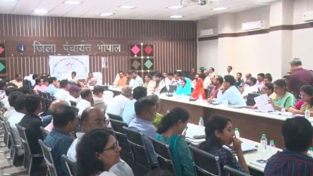 भोपाल के विकास पर सांसद आलोक शर्मा सख्त: लोक परिवहन दुरुस्त करने, स्मार्ट मीटर, अधूरे आवास-सड़क कार्य समय पर पूरे करने के निर्देश 2 भोपाल के विकास पर सांसद आलोक शर्मा सख्त: लोक परिवहन दुरुस्त करने, स्मार्ट मीटर, अधूरे आवास-सड़क कार्य समय पर पूरे करने के निर्देश | New India Times