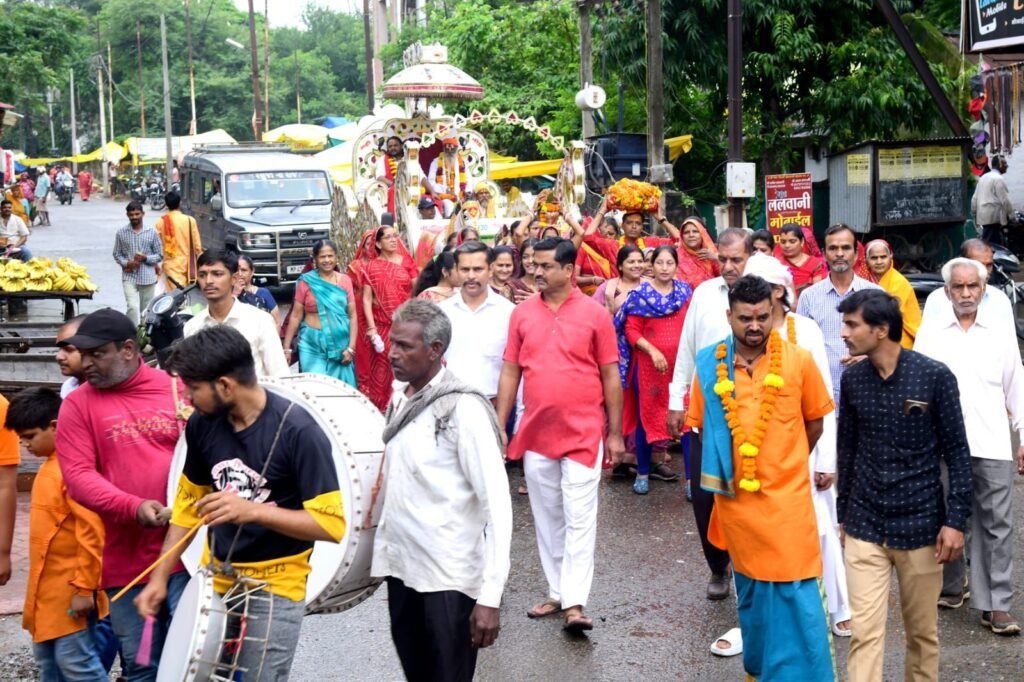 मेघनगर भागवत पोथी का नगर भ्रमण कर जुलूस शंकर मंदिर पहुंचा जगह जगह हुआ स्वागत श्रीमद् भागवत कथा का भव्य आयोजन शंकर मंदिर पर | New India Times