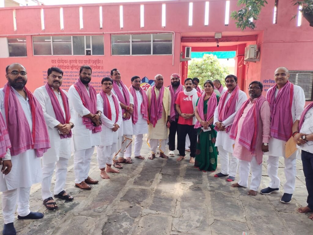 संघ स्थापना शताब्दी कार्यक्रम के समापन पर भाजपा मंत्री-विधायक पहुंचे परमहंस आश्रम | New India Times