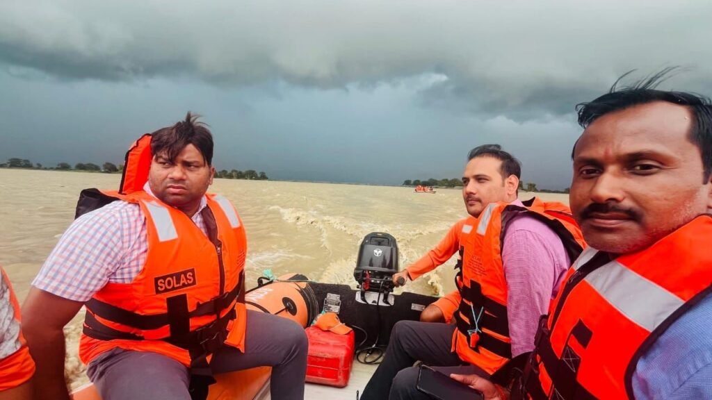 एडीएम मोटर बोट से पहुंचे बाढ़ प्रभावित गांव, बांटे लंच पैकेट और दिलाया हरसंभव मदद का भरोसा | New India Times