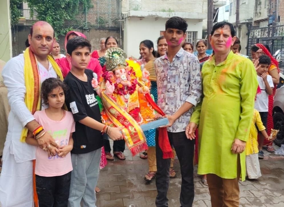 मथुरा में विंटेज कार से हुआ गणेश जी का भव्य विसर्जन | New India Times