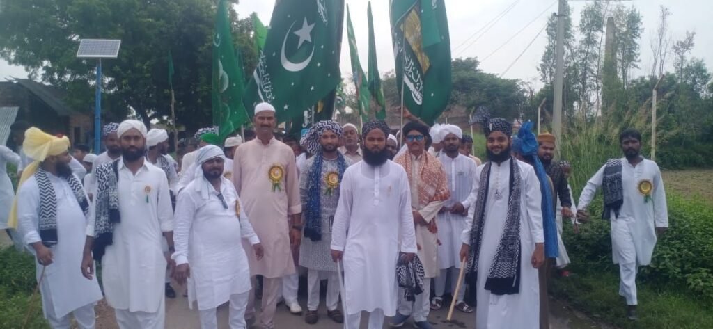 खीरों में ईद मिलादुन्नबी का जश्न, जुलूस-ए-मोहम्मदी में उमड़ी भीड़, पुलिस रही मुस्तैद 2 खीरों में ईद मिलादुन्नबी का जश्न, जुलूस-ए-मोहम्मदी में उमड़ी भीड़, पुलिस रही मुस्तैद | New India Times