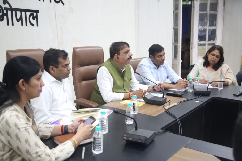 भोपाल में खाद्य विभाग की कार्रवाई: कई प्रतिष्ठानों से लिए गए खाद्य नमूने | New India Times