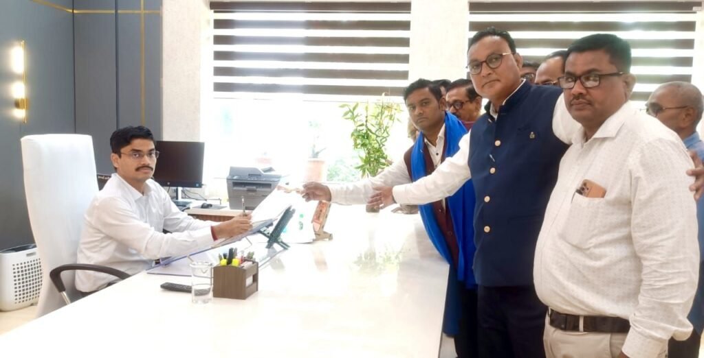 गायत्री परिवार ट्रस्ट के खिलाफ़ कार्रवाई की मांग को लेकर कलेक्टर से मिले बहुजन संगठन, दत्तू मेढे ने दी जन आंदोलन की चेतावनी 2 गायत्री परिवार ट्रस्ट के खिलाफ़ कार्रवाई की मांग को लेकर कलेक्टर से मिले बहुजन संगठन, दत्तू मेढे ने दी जन आंदोलन की चेतावनी | New India Times