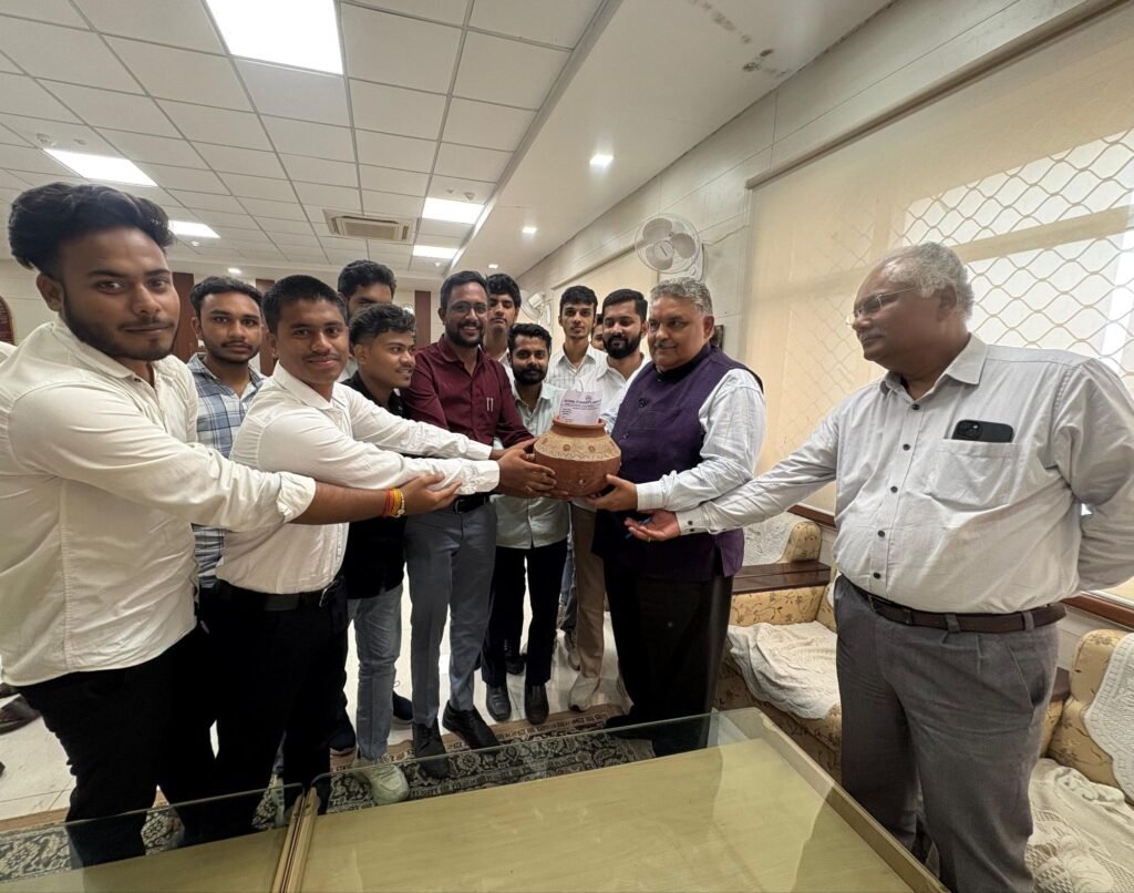 आरजीपीवी के हास्टलों में पीने के पानी की समस्या से जूझ रहे छात्र,मटके के साथ कुल गुरु को ज्ञापन देने पहुंचे एनएसयूआई कार्यकर्ता 3 आरजीपीवी के हास्टलों में पीने के पानी की समस्या से जूझ रहे छात्र,मटके के साथ कुल गुरु को ज्ञापन देने पहुंचे एनएसयूआई कार्यकर्ता | New India Times