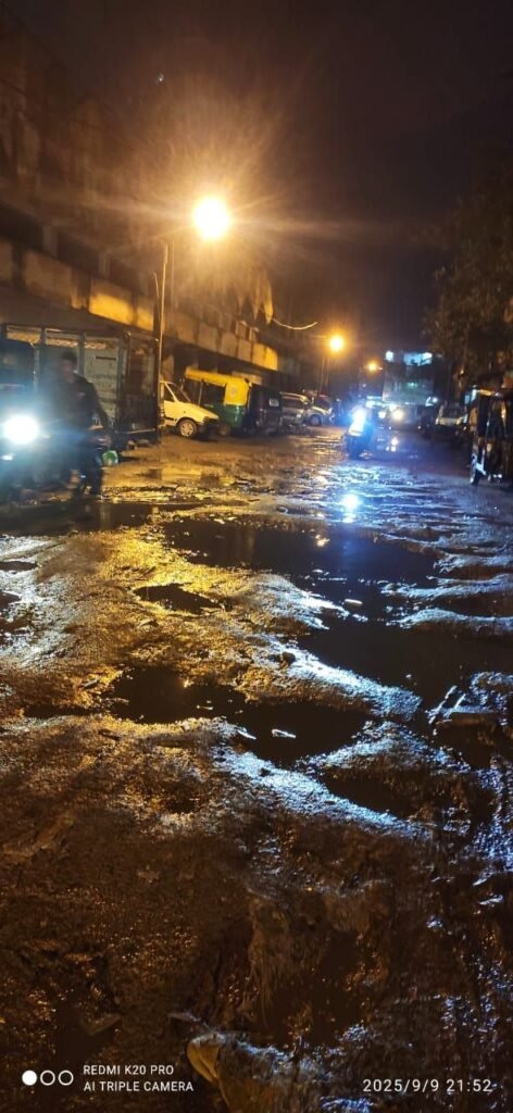 भोपाल के ऐशबाग क्षेत्र में गड्ढों के दस वर्ष पूरे होने पर वहां के रहवासियों ने धूम धाम से मनाया जन्मदिन | New India Times