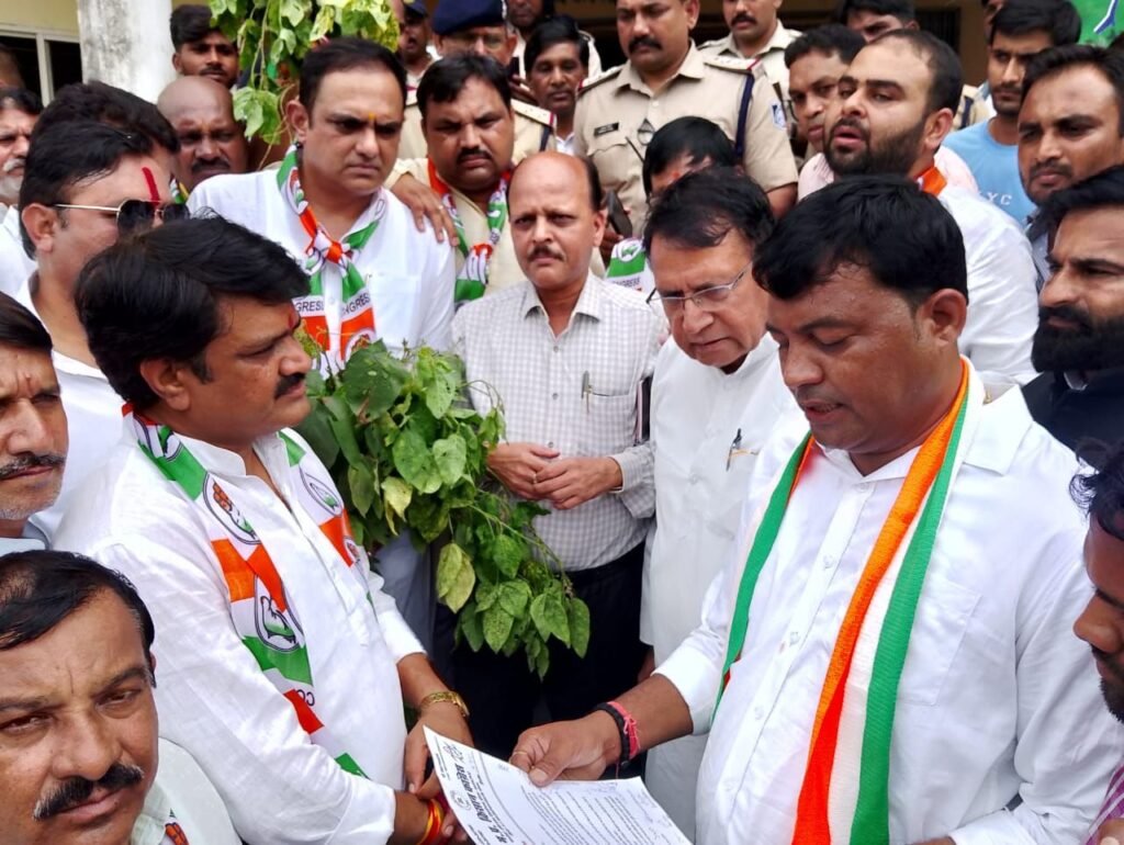 ट्रैक्टर रैली निकाल कर किसानों की समस्याओं को लेकर किया गया जबरदस्त विरोध प्रदर्शन | New India Times