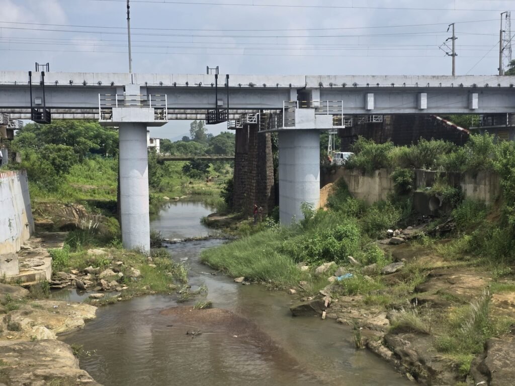 रेल्वे ब्रिज से चंदास नदी में गिरने से अधेड़ की मौत, पुलिस जांच में जुटी | New India Times