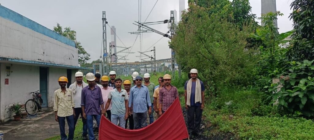 नवरत्न कंपनी एनटीपीसी रेलवे एमजीआर पर अनिश्चितकालीन हड़ताल, प्रबंधन के खिलाफ नारेबाज़ी, बिजली संकट की संभावना | New India Times