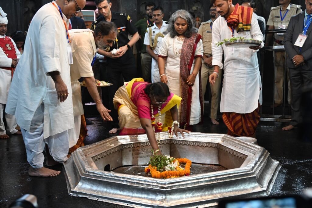 गया के विष्णुपद मंदिर में राष्ट्रपति द्रौपदी मुर्मू ने किया पिंडदान, पूर्वजों को अर्पित की श्रद्धांजलि | New India Times
