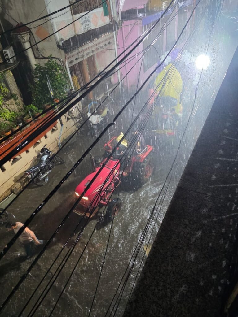 नगर निगम की लापरवाही से जलमग्न बुरहानपुर, नवरात्र पर कमर तक पानी में देवी स्थापना | New India Times