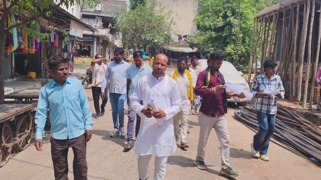 जीवन बचाओ महा आंदोलन के लिए मुनादी कर बांटे गए पर्चे 3 जीवन बचाओ महा आंदोलन के लिए मुनादी कर बांटे गए पर्चे | New India Times