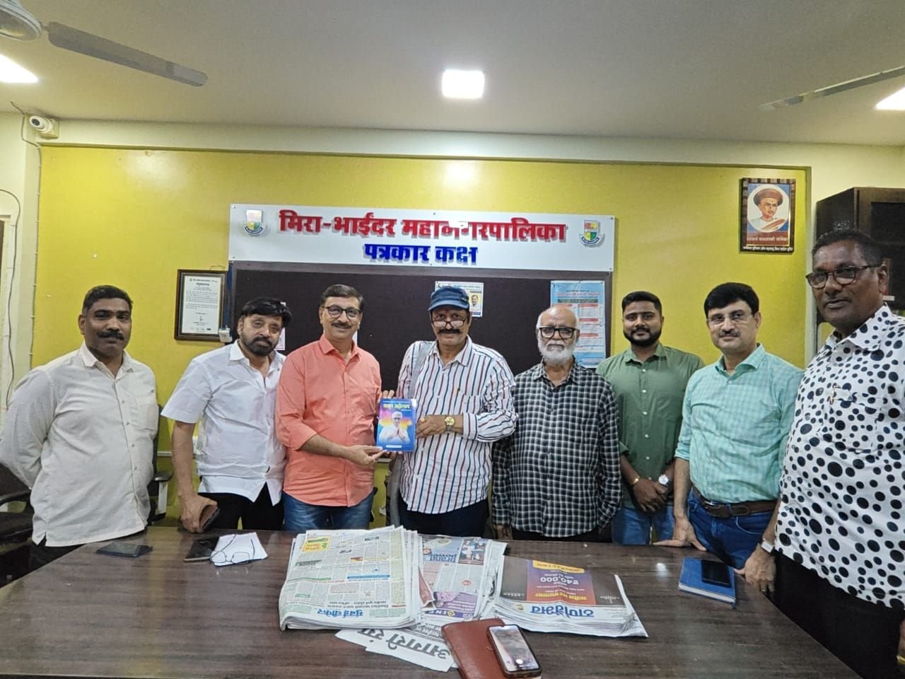 वरिष्ठ पत्रकार मिलिंद लिमये को किया गया 'अमृत महोत्सव ग्रंथ' भेंट | New India Times