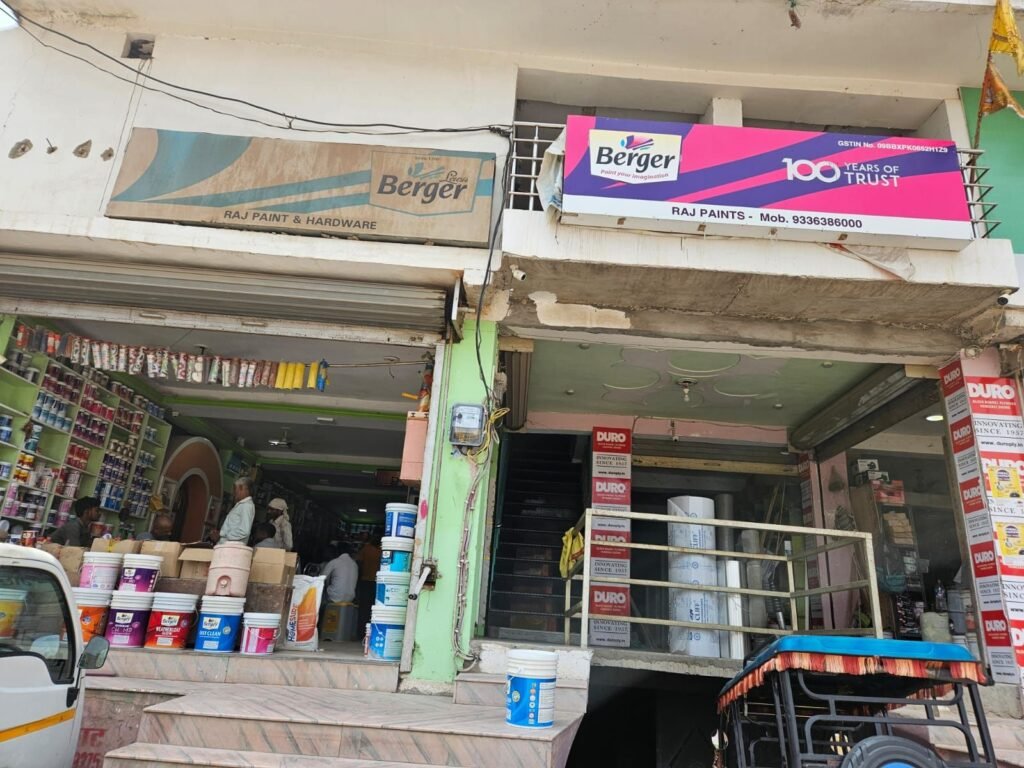 त्योहारी सीजन में पेंट दुकानों पर ग्राहकों की भीड़, प्लास्टिक पेंट की बढ़ी मांग | New India Times