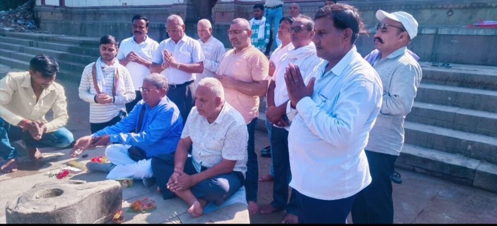 विश्व नदी दिवस पर की गई वाराणसी वरुणा घाट की सफाई एवं पूजन, नदियों की अविरलता व निर्मलता पर जोर | New India Times