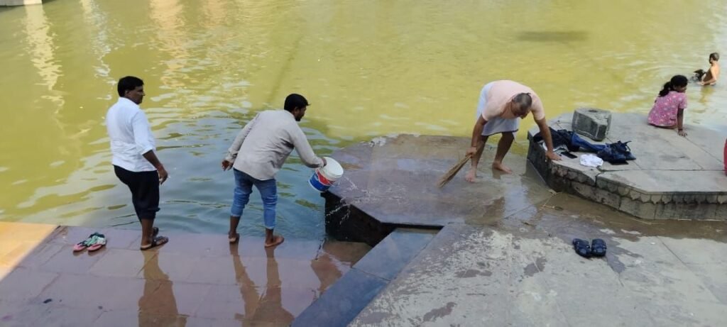 विश्व नदी दिवस पर की गई वाराणसी वरुणा घाट की सफाई एवं पूजन, नदियों की अविरलता व निर्मलता पर जोर | New India Times