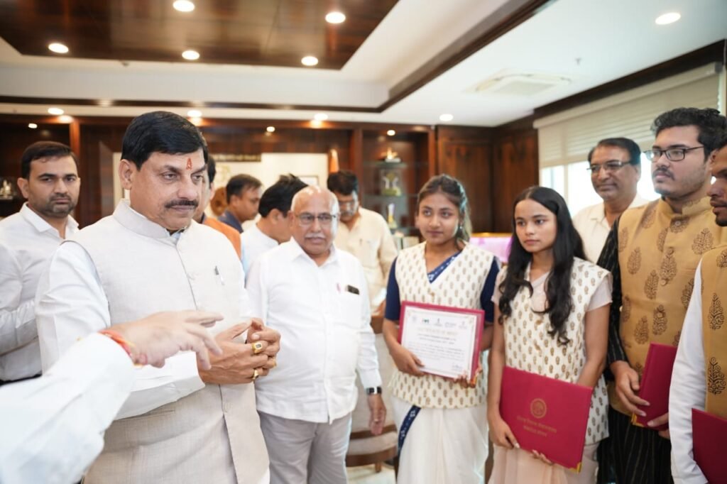 बुरहानपुर की मूक-बधिर बेटी चंचल सेवारिक बनी नेशनल टॉपर, मुख्यमंत्री और शिक्षा मंत्री ने किया सम्मान, जिले का नाम किया रोशन | New India Times