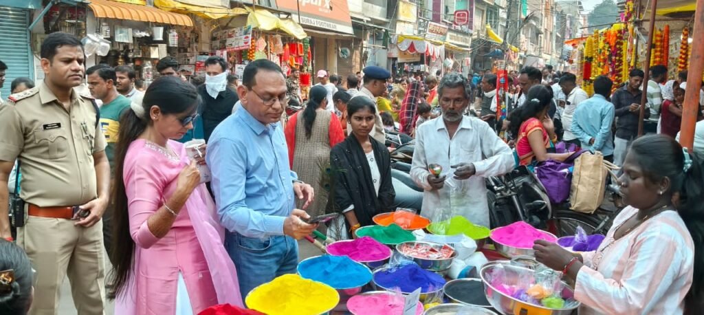 लोकल फॉर वोकल को बढ़ावा: एसपी देवेंद्र पाटीदार ने स्थानीय दुकानदारों से की दीपावली की खरीदारी | New India Times